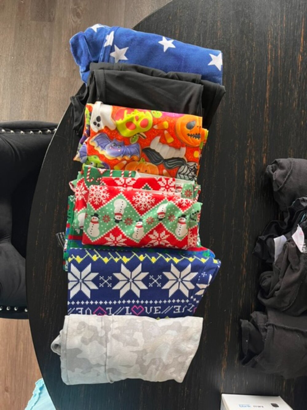 LOT OF 7 HOLIDAY LEGGINGS  5 NEW WITH TAGS   L